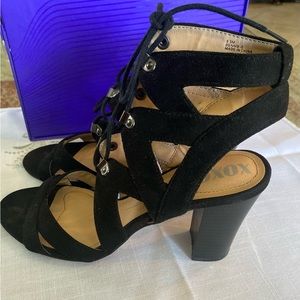 XOXO 8.5 soft Bennie-S black suede lace up chunky heels